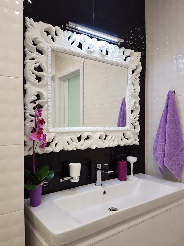 Зеркало в рамке в ванной. Зеркало в ванную. Оригинальные зеркала в ванную. Красивые зеркала в ванную комнату. Зеркало в рамке в ванную.